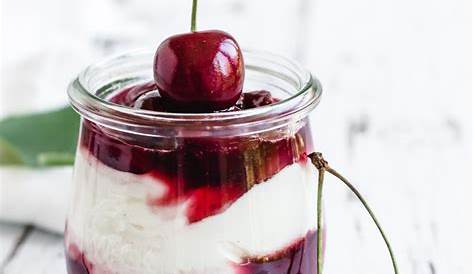 Lebkuchen Dessert mit Mascarpone-Quark Creme und Schattenmorellen.