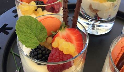 Desserts Met Fruit Een Mascarponemousse Amandelcrumble En Vers