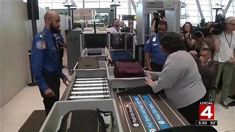 detroit airport security wait times