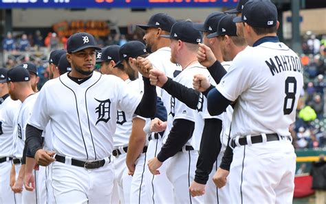 detroit tigers latest roster moves