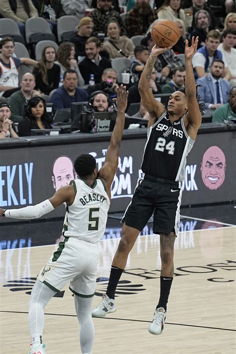 devin vassell stats vs bucks