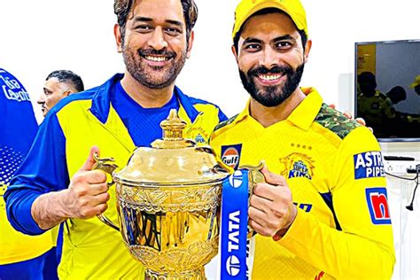 dhoni with ipl trophy