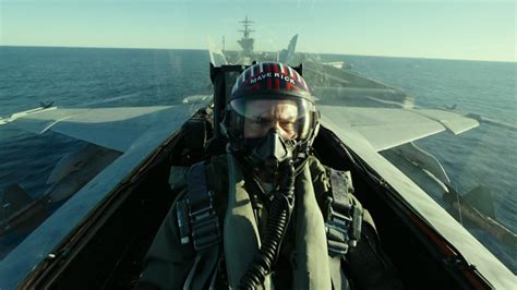 did tom cruise fly his own jet in top gun 2