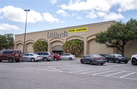 dillards closing