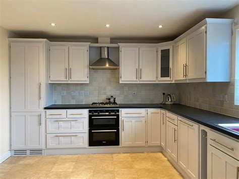Classic in frame kitchen finished in Farrow and Ball Railings with