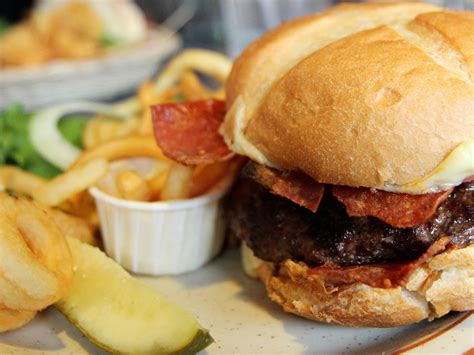 dining sugarloaf mountain