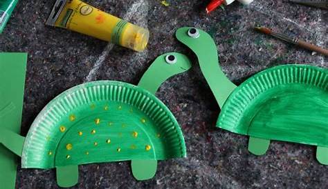 DIY creative crafting fun for the dinoparty: colorful dinosaurs made of