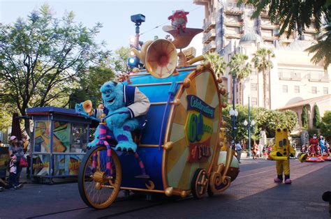 disneyland pixar play parade