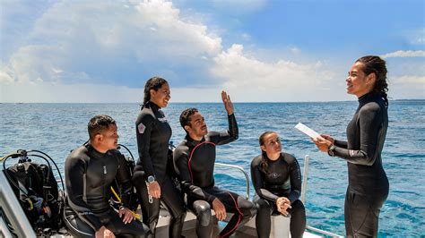 divemaster guiding