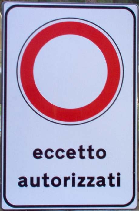 divieto di sosta eccetto autorizzati