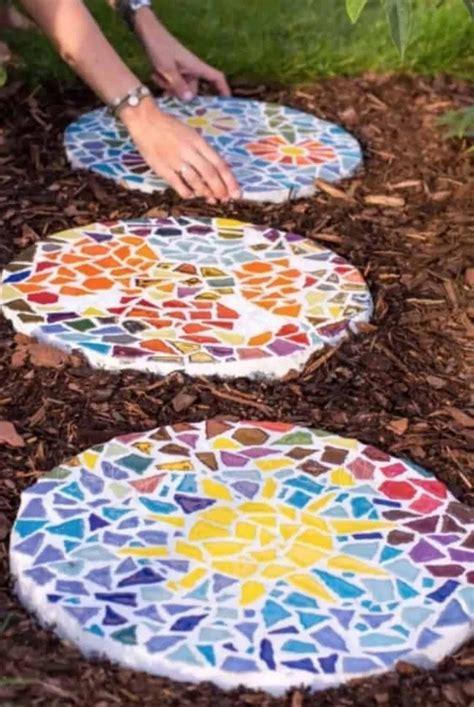 29+ Remarkable DIY Stepping Stones to Brighten Any Garden Walk 