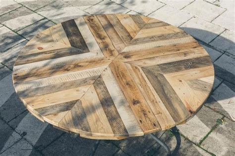 Round Top Table Made of Pallets DIY Wood patio table, Diy table top