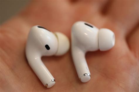 do apple airpods pro stay in ears