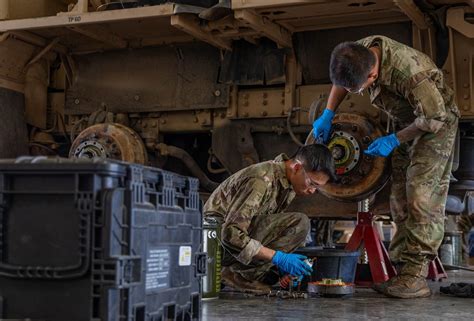 Soldiers dig deep for wheeled vehicle mechanic training Article The