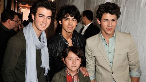 do the jonas brothers have other siblings