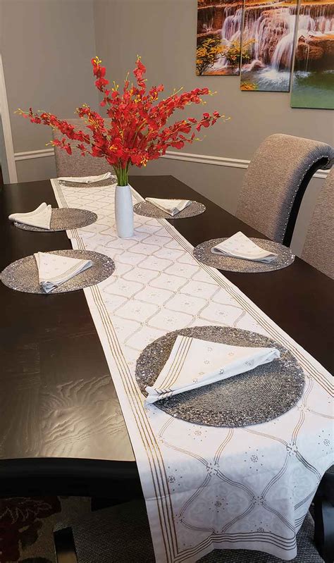 Do You Put A Table Runner On A Round Table