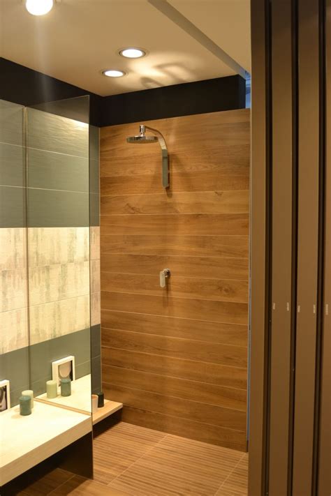 doccia con piastrelle effetto legno