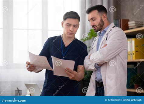 doctors discussing medical case