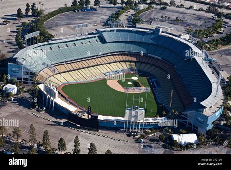 dodgers stadium capacity