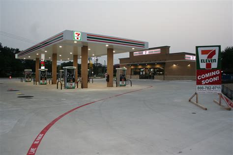 does 7 eleven have gas