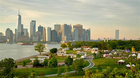 does anyone live on governors island ny