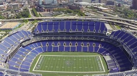 does baltimore ravens stadium have a roof