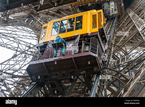 does eiffel tower has elevator