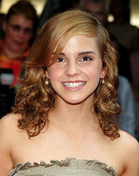 does emma watson have curly hair