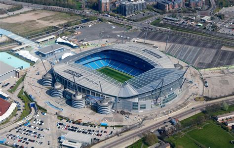 does etihad stadium have a roof