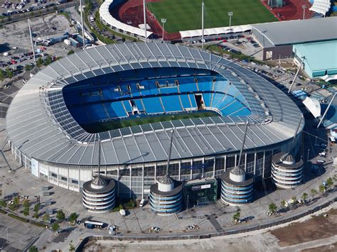 does etihad stadium manchester have a roof