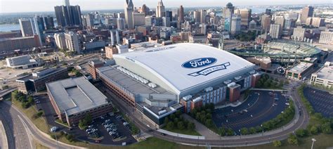 does ford field in detroit have a roof