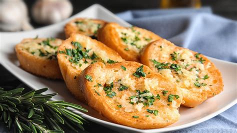 does garlic bread need to be frozen