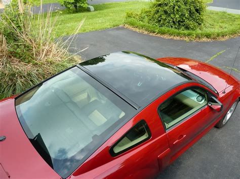 does glass roof on 2009 mustang open any