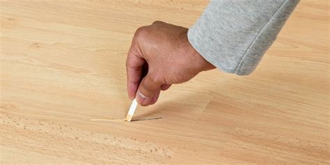 does gloss laminate flooring scratch