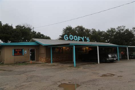 does goofys bar and grill have a dance floor