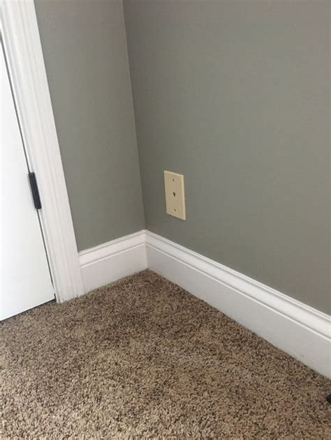 does grey walls go with brown carpet