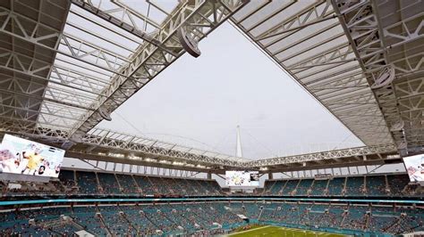 does hard rock stadium have a roof
