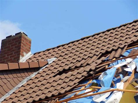 does homeowners cover roof damage