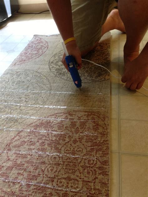 does hot glue on bottom of rug works