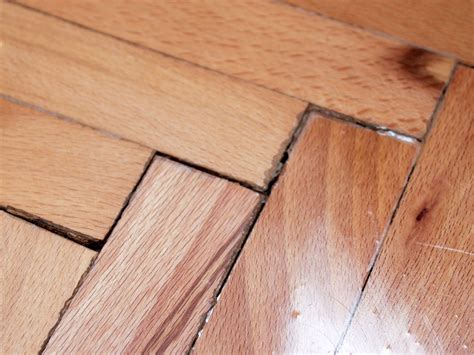 does house settling cause hardwood floor to crack and bow