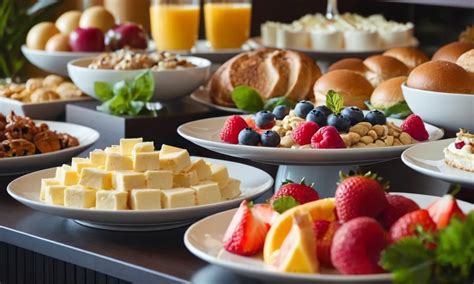 does hyatt give free breakfast