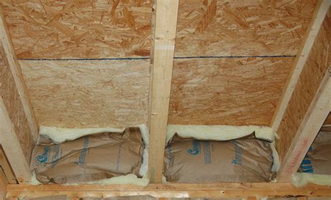 does insulation help between floor joist at the wall