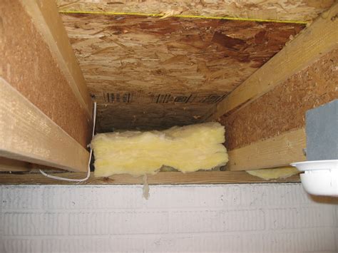 does insulation help between floor joist at the wall