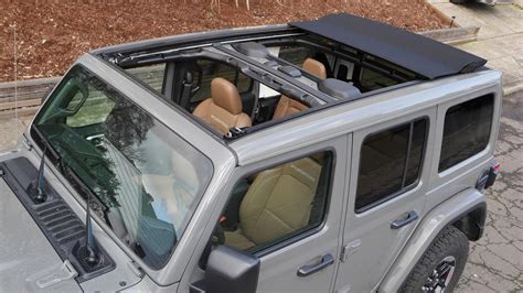 does jeep lattitide have a sun roof