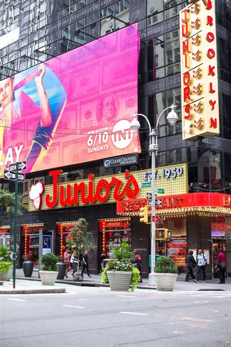 does juniors times square take reservations