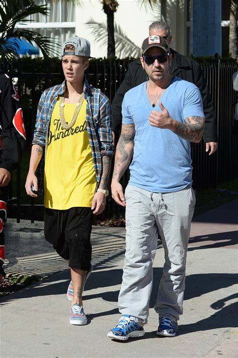 does justin bieber support his dad