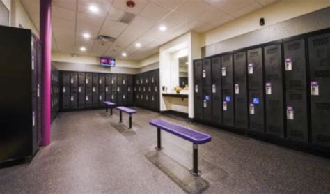 does la fitness have locker rooms