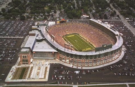 does lambeau field have a roof