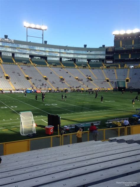 does lambeau field have seats or benches