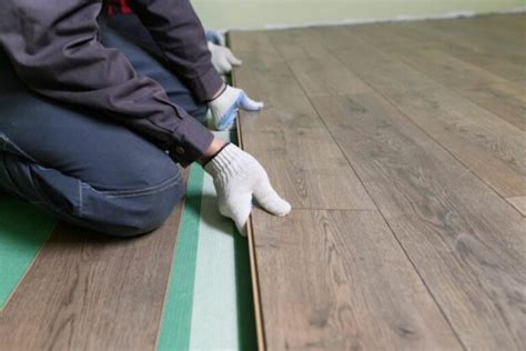 does laminate flooring expand and contract